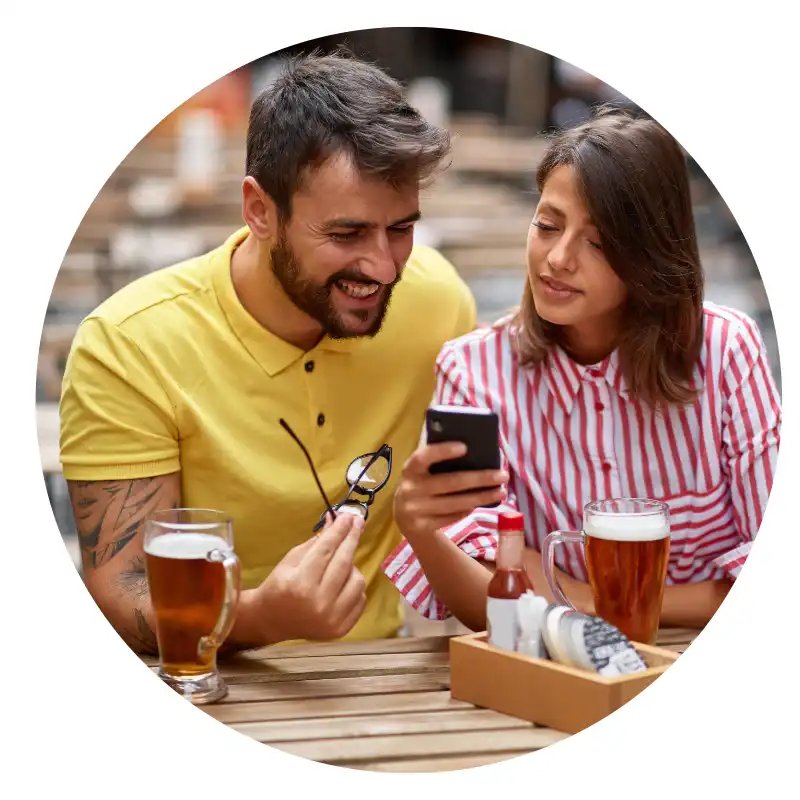 imagen de una pareja de turistas en la mesa del restaurante